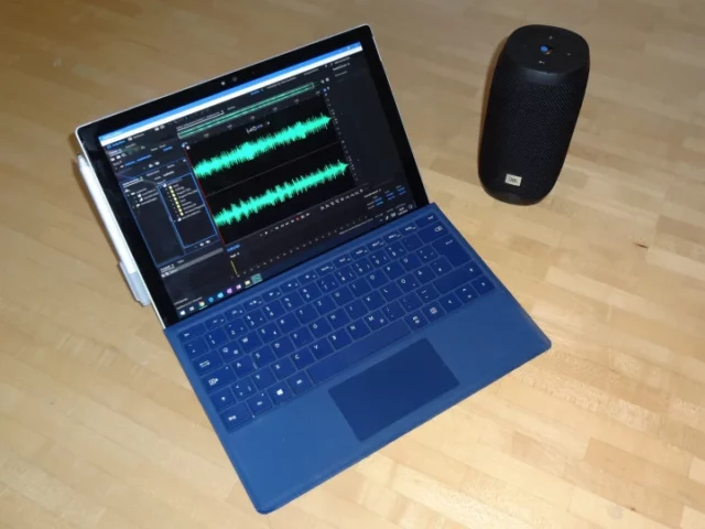 Surface-Tablet von Microsoft mit Bluetooth-Lautsprecher