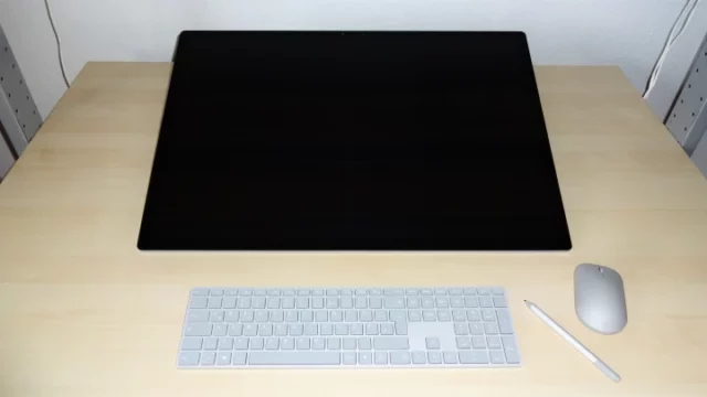 Surface Studio 2 fast flach auf dem Tisch