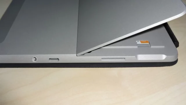 USB-C-Anschluss (2. von links) am Surface Go